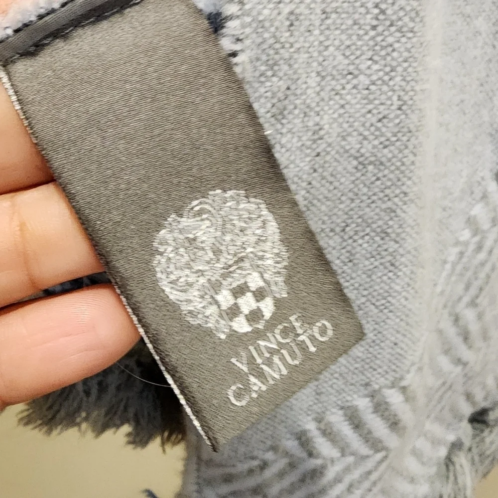 VINCE CAMUTO 2 TONES large Tassel acrylic scarf